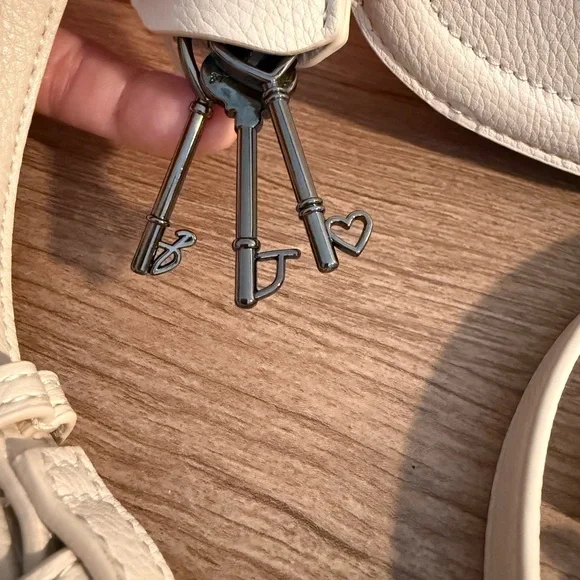 BETSEY JOHNSON Creamy Satchel/Crossbody, NWT - Picture 5 of 13